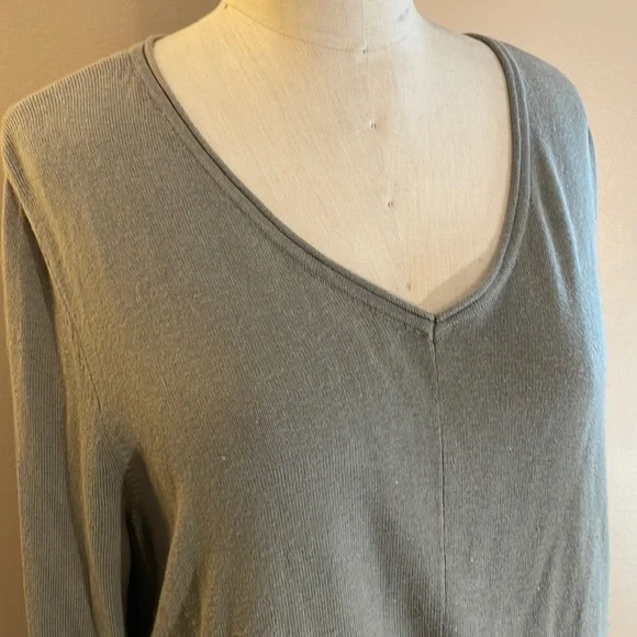 Chico’s sage green v-neck sweater tunic (size 3) - Picture 2 of 8